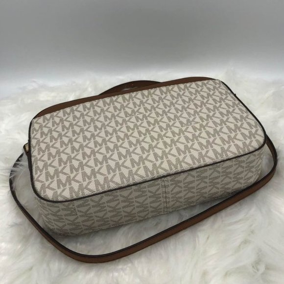 NWT Michael Kors Jet Set East West Chain Crossbody - Vanilla/Acorn Brown - Picture 3 of 10